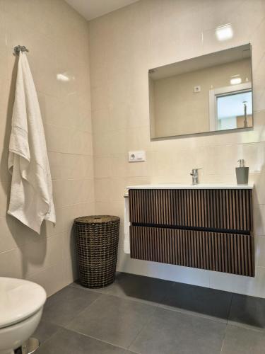 a bathroom with a sink and a mirror at Apartamento Villa Amparo in Laxe