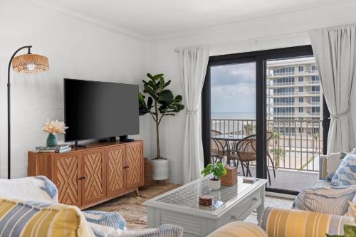 Televisyen dan/atau pusat hiburan di 2bd-2ba Condo - New Smyrna Beach