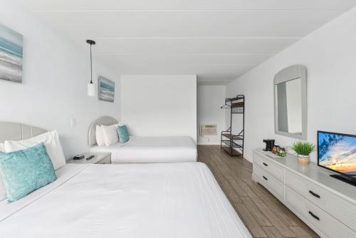 Ένα ή περισσότερα κρεβάτια σε δωμάτιο στο Daytona Inn and Suites