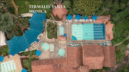 Hồ bơi trong/gần Aparta Hotel en San Carlos