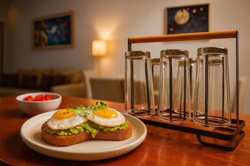 ein Sandwich mit Eiern auf einem Teller auf einem Tisch in der Unterkunft Moderno y hermoso apartamento en Tarapoto con 3 Dormitorios, ideal para familias in Tarapoto