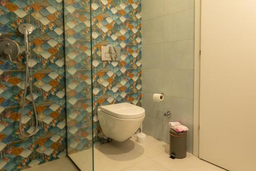Un baño con inodoro y ducha de cristal. en The WhiteHouse, en Agia Triada