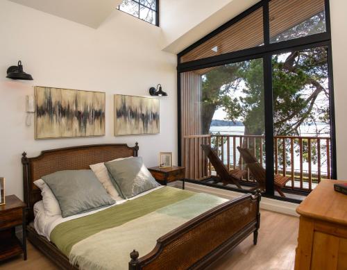 Giường trong phòng chung tại Puerto Varas frente al Lago Llanquihue "Aedes Salus"