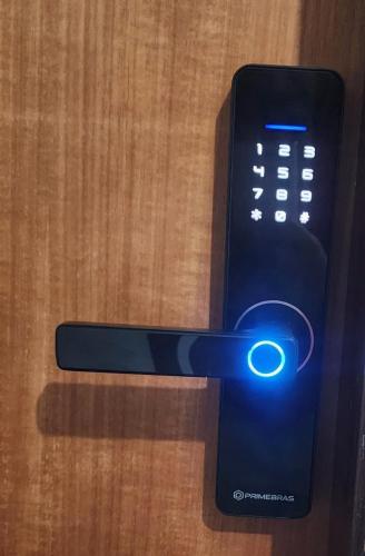 a remote control with a blue light on it at Cobertura duplex com Jacuzzi e vista espetacular para a praia e a cidade in Praia Grande