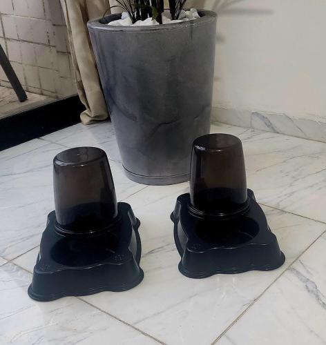two black cowboy hats sitting on top of a counter at Cobertura duplex com Jacuzzi e vista espetacular para a praia e a cidade in Praia Grande