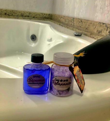 a bottle of lavender sitting next to a sink at Cobertura duplex com Jacuzzi e vista espetacular para a praia e a cidade in Praia Grande