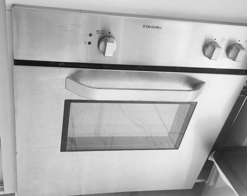 an oven with a glass window in a kitchen at Cobertura duplex com Jacuzzi e vista espetacular para a praia e a cidade in Praia Grande