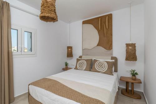 アダマスにあるAmmos seafront houseのベッドルーム1室(ベッド1台、壁掛け鏡付)