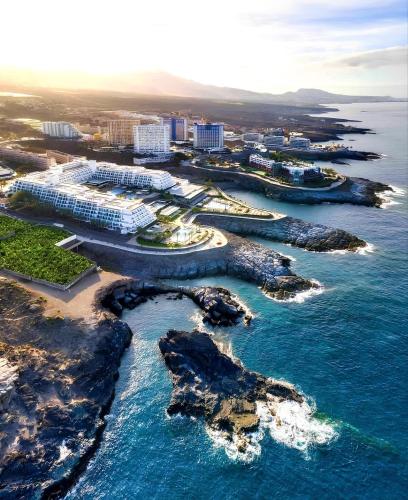 Chic Resort Feel - Oceanfront, Heated Pool