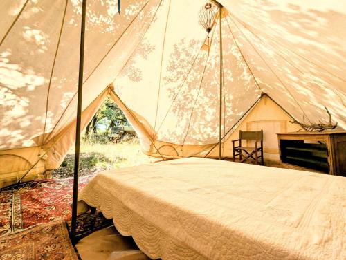 Postel nebo postele na pokoji v ubytování Glamping Grignan 3 personnes vue exceptionnelle
