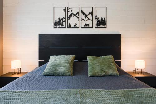 a bedroom with a large bed with two lamps at Rukan Hurmos in Ruka