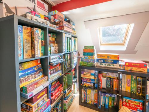 a book shelf filled with lots of books at Ludogite Lover s Retreat in Waimes