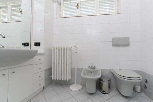 蘭柯的住宿－Ranco Villa - 14006，白色的浴室设有卫生间和水槽。