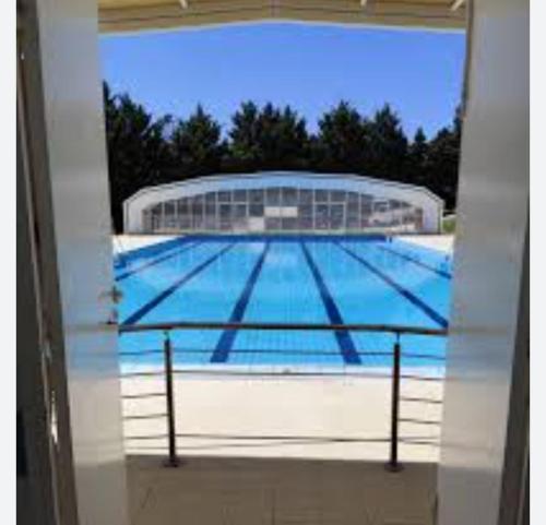 vista sulla piscina in un edificio di Casa Margarita ad Ardales