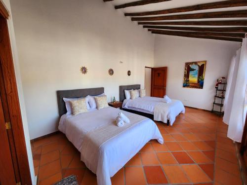 een slaapkamer met twee bedden in een kamer bij Apartamento de la Villa I in Villa de Leyva