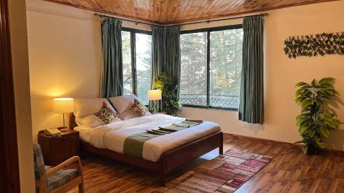 Nathia GaliUmda Hotel Montana的一间带床和大窗户的卧室
