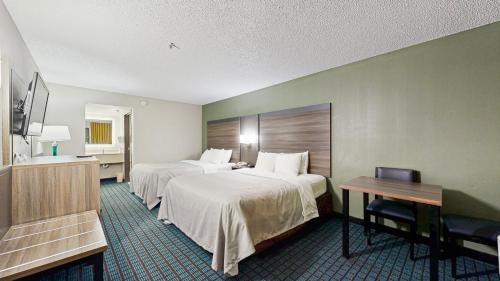 een hotelkamer met twee bedden en een bureau bij Quality Inn Van Horn in Van Horn