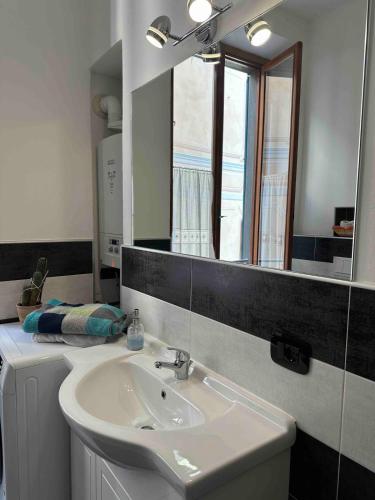 Ένα μπάνιο στο Casa Morgana Two-room apartment in the center overlooking the lake