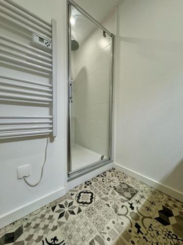 une douche avec une porte vitrée dans une salle de bain dans l'établissement Duplex 70m2 proche mer, 2 chambres, terrasse, parking gratuit dans la rue, à Saint-Malo