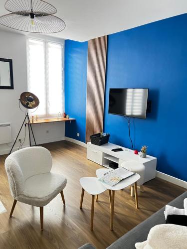 TV a/nebo společenská místnost v ubytování Appartement le flamboyant - WIFI - CENTRAL - COSY