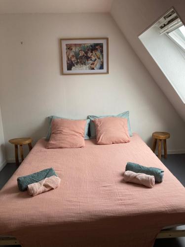 une chambre avec un grand lit avec deux oreillers dessus dans l'établissement Au pied du Logis Royal, à Loches