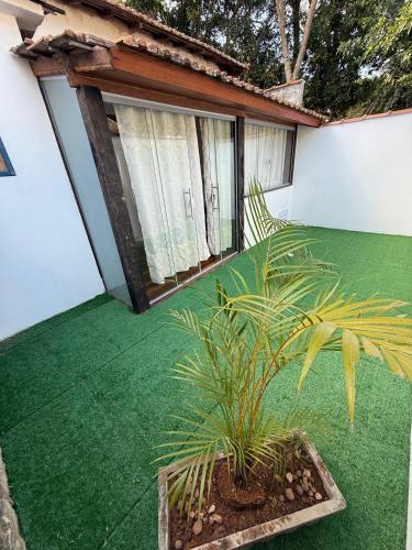 Un jardín fuera de Pousada Chafariz das 4 Estações