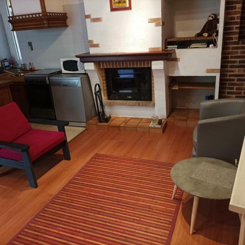 - un salon avec une cheminée et un fauteuil rouge dans l'établissement Maison triplex en centre ville historique, à Cahors