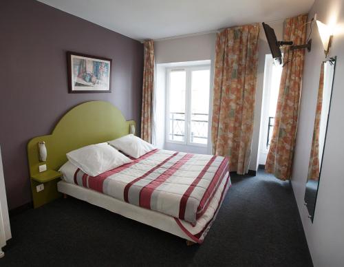 a bedroom with a bed and a window at Bistrot Les Sans Culottes in Paris