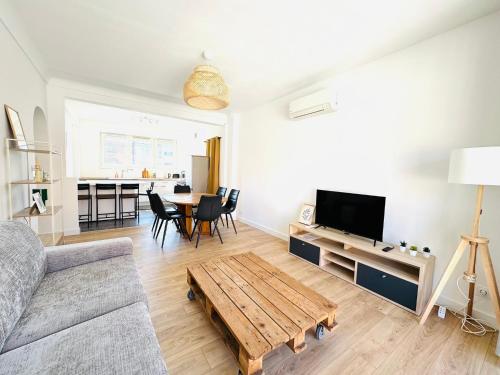 un salon avec un canapé et une table dans l'établissement Appartement Cosy - Hyper Centre Dunkerque, à Dunkerque