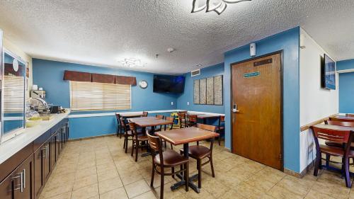 een eetkamer met blauwe muren en houten tafels en stoelen bij Quality Inn Van Horn in Van Horn