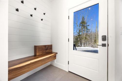 una puerta blanca en una casa con una ventana en The Windham A, en Windham