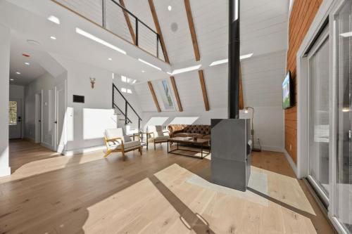 una sala de estar con un sofá y una mesa en The Windham A, en Windham