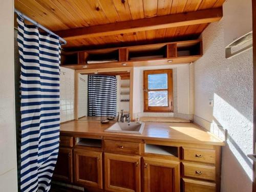 a kitchen with a sink and a window at Appartement Les Angles villages in Les Angles