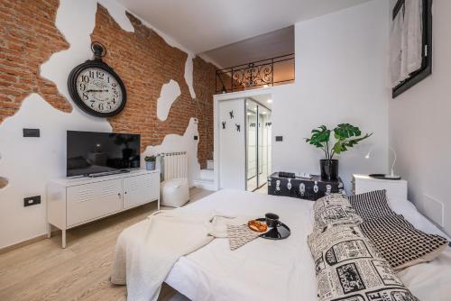 Ένα ή περισσότερα κρεβάτια σε δωμάτιο στο tHE Brick Nest - Navigli View