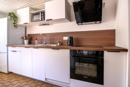 Η κουζίνα ή μικρή κουζίνα στο Le Refuge - Maison spacieuse pour familles et professionnels - Proche Puy-du-F ou