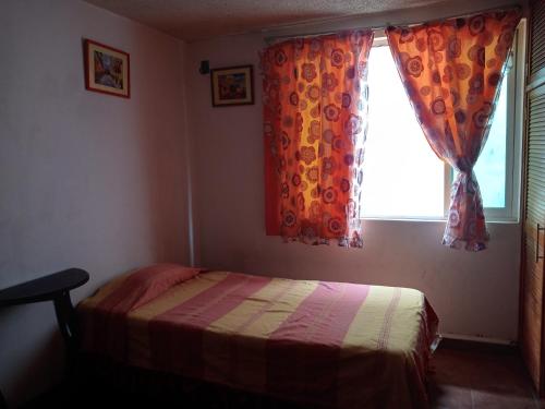 オアハカにあるCasa familiar cerca del Centroのベッドと窓のある寝室