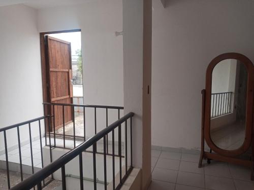 オアハカにあるCasa familiar cerca del Centroの鏡と階段のある廊下