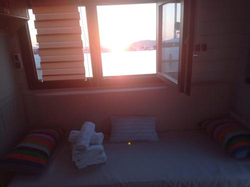 a room with two beds and a window at Houseboat BlueSeaDream Dolphin Casetta Galleggiante in Alghero