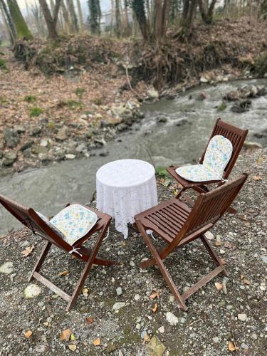 two chairs and a table with a white table top at Sapancasadembungalov in Sapanca