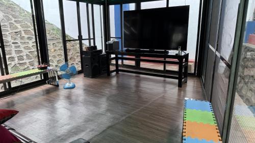 TV a/nebo společenská místnost v ubytování Noirescape