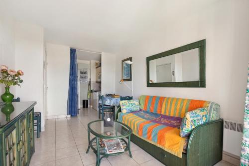 un salon avec un canapé et une table en verre dans l'établissement Poseïdon by Pom, au Cap d'Agde