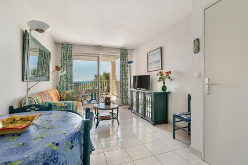 un salon avec un canapé et une table dans l'établissement Poseïdon by Pom, au Cap d'Agde