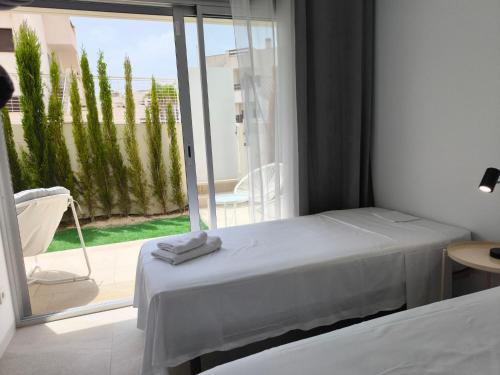 Katil atau katil-katil dalam bilik di Elegant ground floor bungalow in La Coronelita, Los Balcones, with communal pool