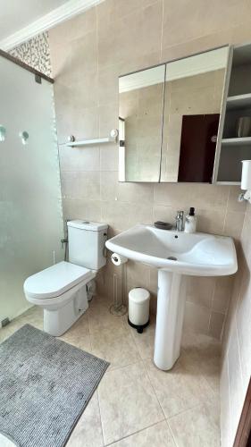 a bathroom with a sink and a toilet and a mirror at T1 Charmant & Cosy à 10 min de Hay Riad, Accès Facile in Temara