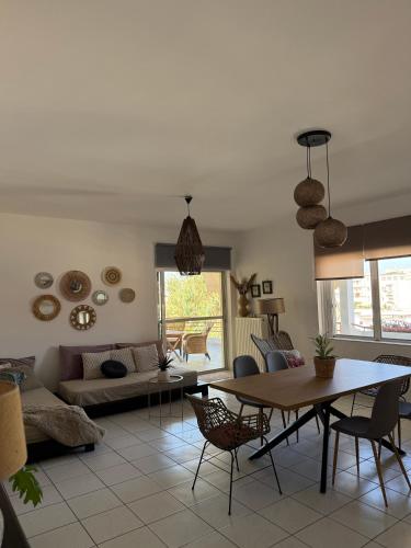 a living room with a table and a couch at Anemõessa in Korinthos