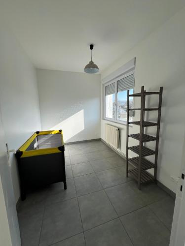 Cette chambre comprend un lit et une échelle. dans l'établissement L'Arche d'Arthur - 4 pers, à Charleville-Mézières