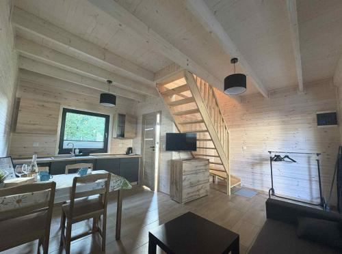 ein Wohnzimmer mit einer Treppe in einem Haus in der Unterkunft Szare Domki in Mrzeżyno