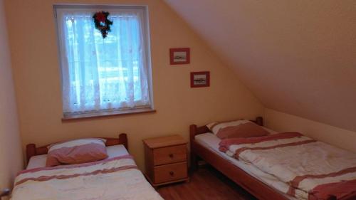 Un pat sau paturi într-o cameră la Domki Pod Jesionami