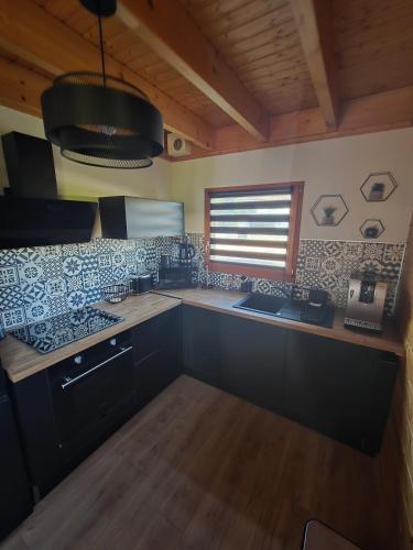 Kuchyň nebo kuchyňský kout v ubytování Le Chalet d'AxEllie