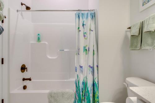 um banheiro com chuveiro e cortina em Walk to Marina Lake Greenwood Retreat with Hot Tub em Greenwood